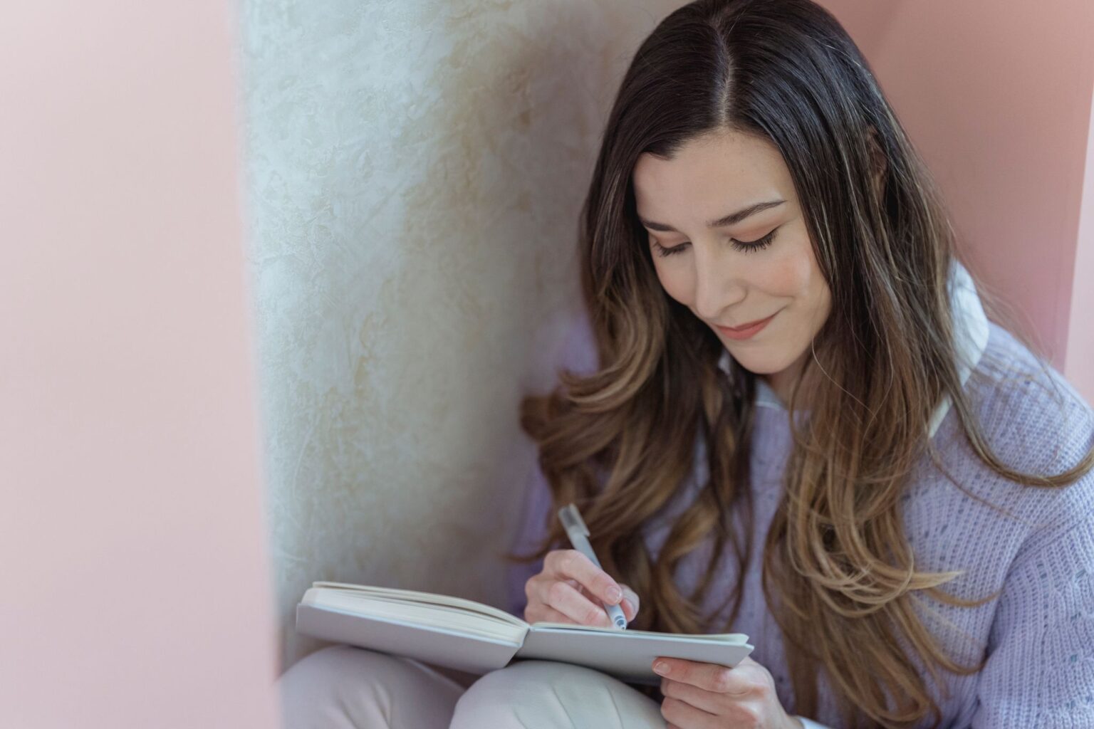 Gratidão: mulher escrevendo com calma em um caderno