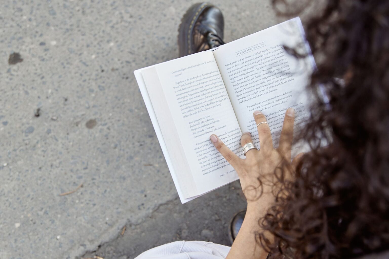 Livro Por que nós dormimos: pessoa lendo um livro