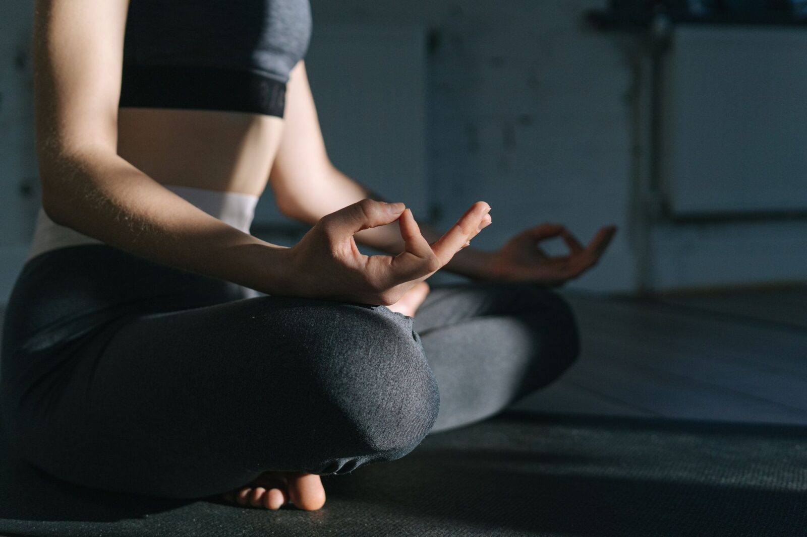 Meditação: mulher meditando sobre um tapete de yoga
