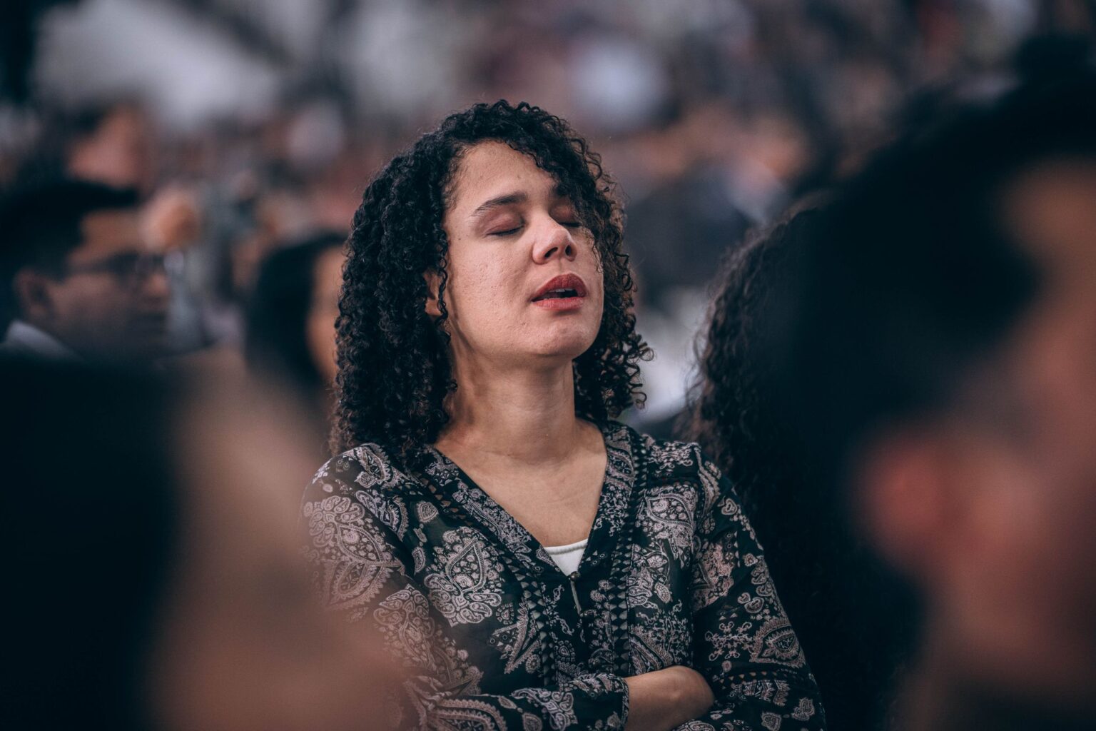 Medo: mulher de olhos fechados respirando com calma