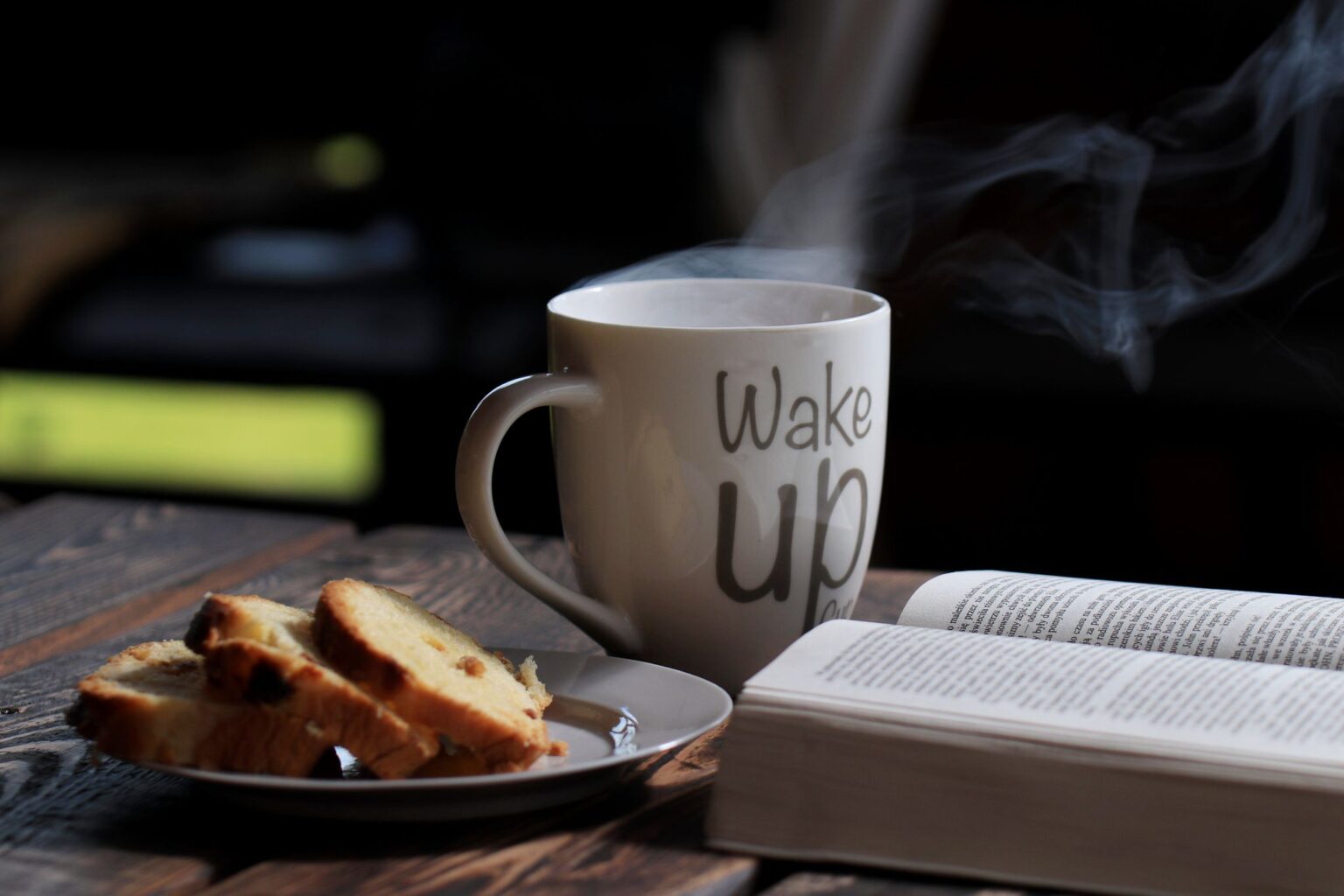 O Milagre da Manhã: café, pão e livro aberto na mesa