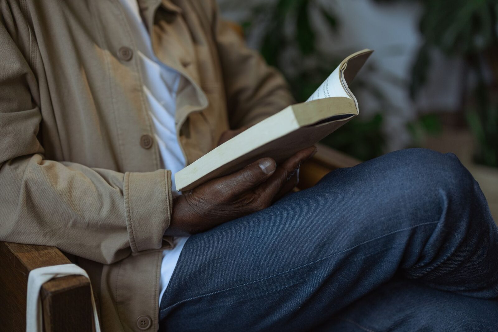 O Poder do Hábito: homem lendo um livro