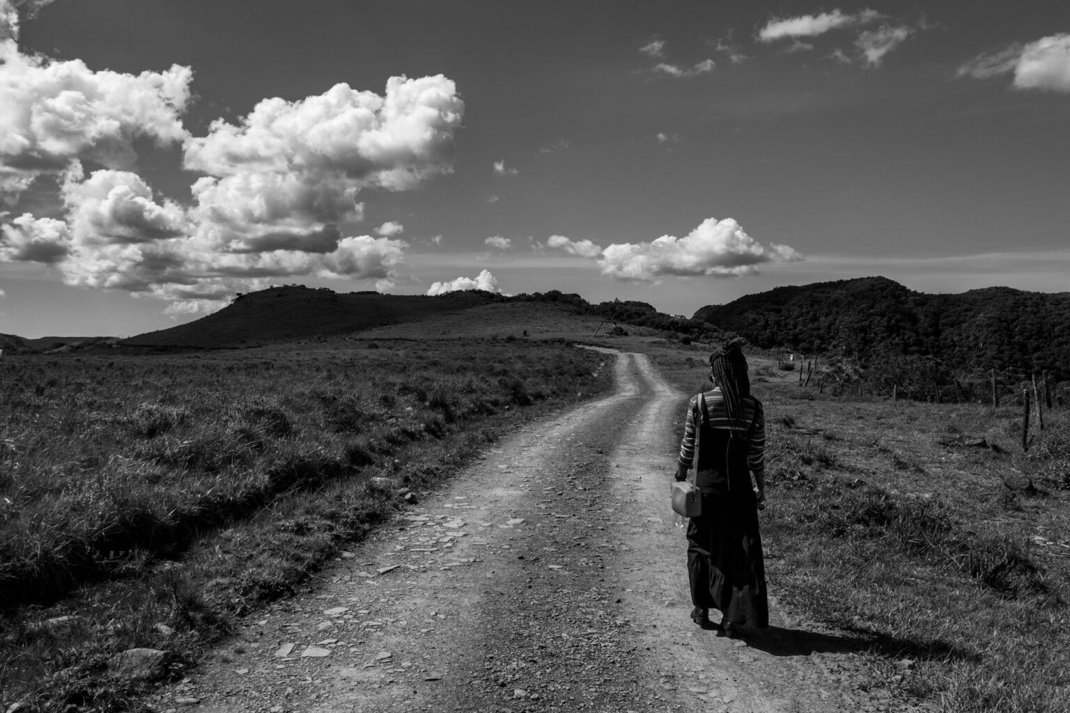 Propósito de vida: mulher caminhando em uma estrada de terra