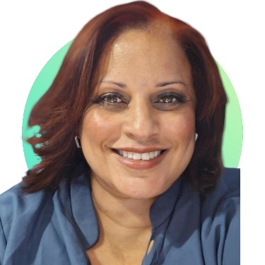 Retrato da psicóloga Alessandra Alle Licco, sorrindo, com cabelo ruivo na altura dos ombros e blusa azul