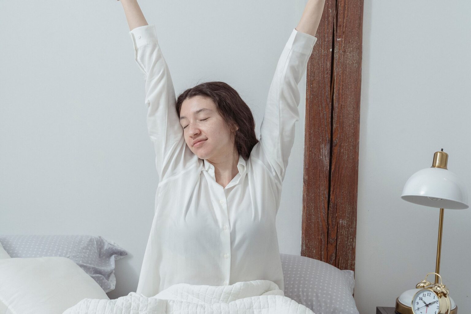 Acordar disposta pela manhã depois de uma boa noite de sono