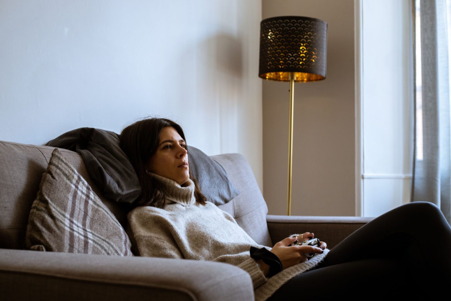 Tédio: mulher de suéter relaxando em casa