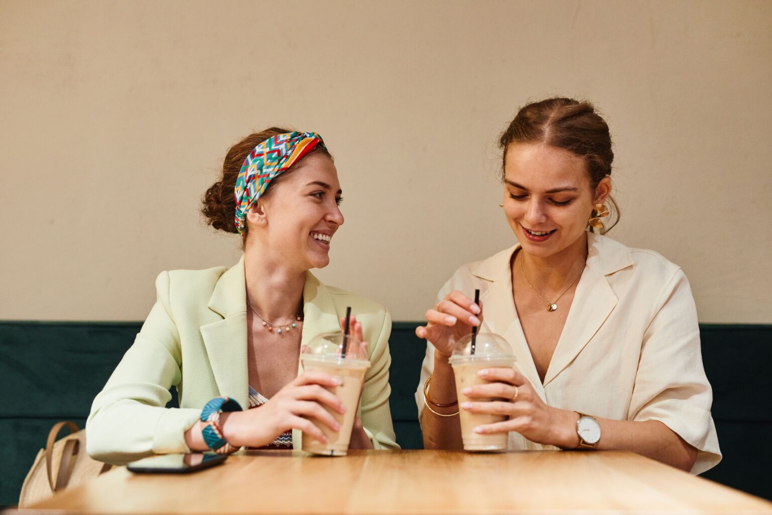 Timidez: duas amigas conversando em um café
