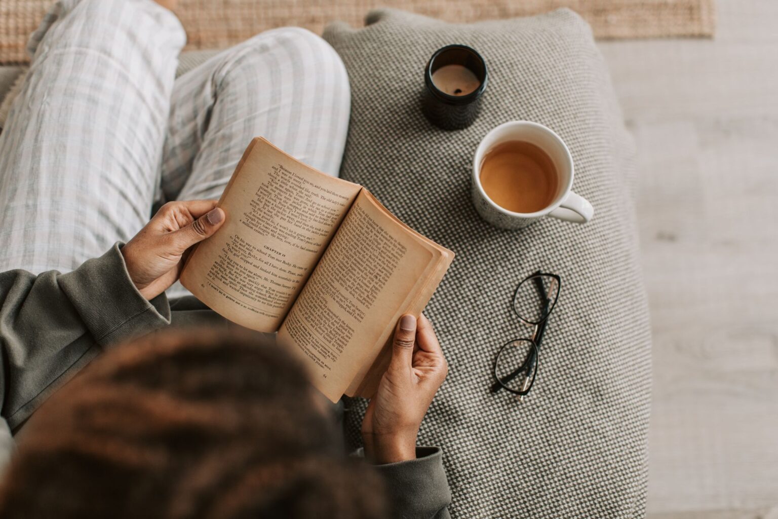 Trabalho Focado: pessoa lendo um livro com uma xícara de chá